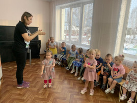 Музыкальное занятие в первой младшей группе Музыкальное занятие в первой младшей группе.